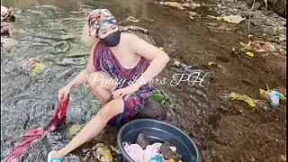 ดูหนังXไทยพี่จิ๋มสาวไทยนั่งซักผ้ากองใหญ่ริมน้ำอยู่ดีๆ โดนหนุ่มควยใหญ่ในหมู่บ้านจับเย็ดหีอย่างมันควย